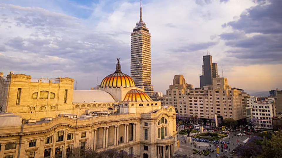 La Torre Latinoamericana es reconocida por su ingeniería antisísmica, que le permitió resistir los sismos de 1985 y 2017./ Pixabay