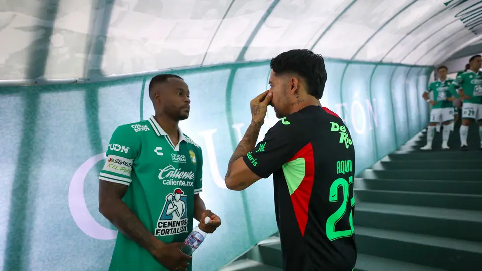 Stiven Barreiro y Javier Aquino previo a un partido entre León y FC Juárez en la Liga MX | IMAGO 7