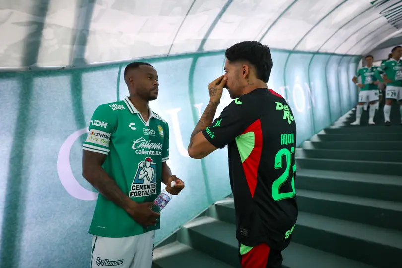 Stiven Barreiro y Javier Aquino previo a un partido entre León y FC Juárez en la Liga MX | IMAGO 7