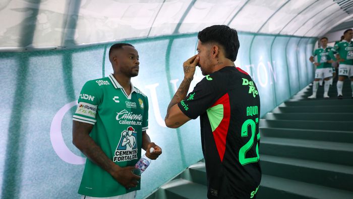 Stiven Barreiro y Javier Aquino previo a un partido entre León y FC Juárez en la Liga MX | IMAGO 7