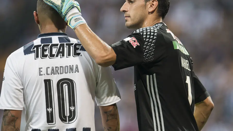Edwin Cardona con Nahuel Guzmán en un Clásico Regio | MEXSPORT