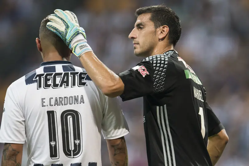 Edwin Cardona con Nahuel Guzmán en un Clásico Regio | MEXSPORT