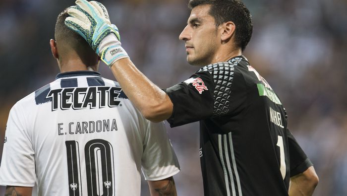 Edwin Cardona con Nahuel Guzmán en un Clásico Regio | MEXSPORT