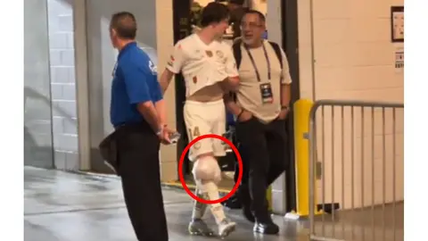 Marcel Ruiz abandonó el terreno de juego con hielo | CAPTURA