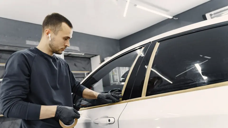 Polarizar el auto podría traer multas considerables que afectarán tu cartera / Magnific