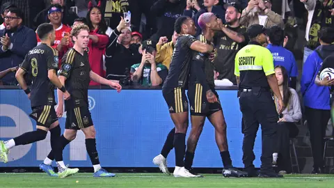 Nkosi Tafari festejando con sus compañeros la anotación de la victoria ante Toluca | MEXSPORT