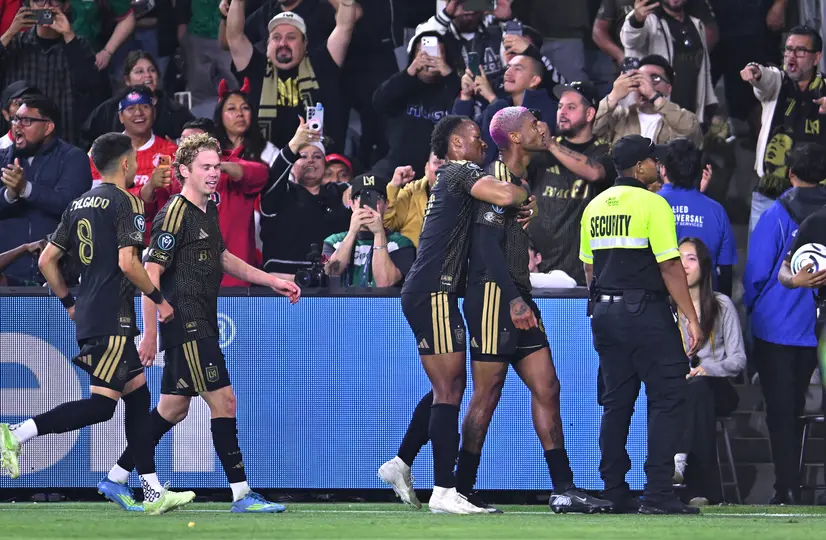 Nkosi Tafari festejando con sus compañeros la anotación de la victoria ante Toluca | MEXSPORT