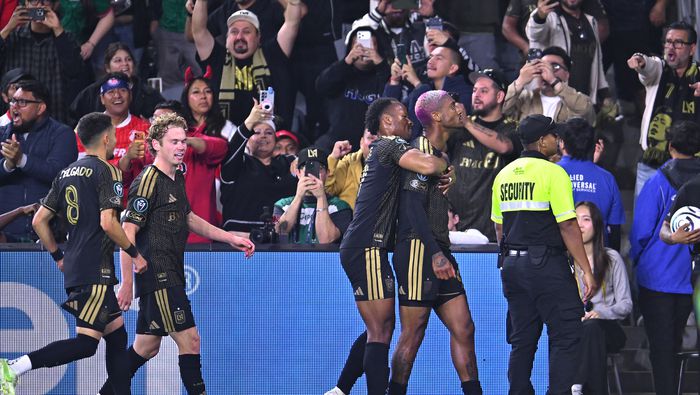 Nkosi Tafari festejando con sus compañeros la anotación de la victoria ante Toluca | MEXSPORT