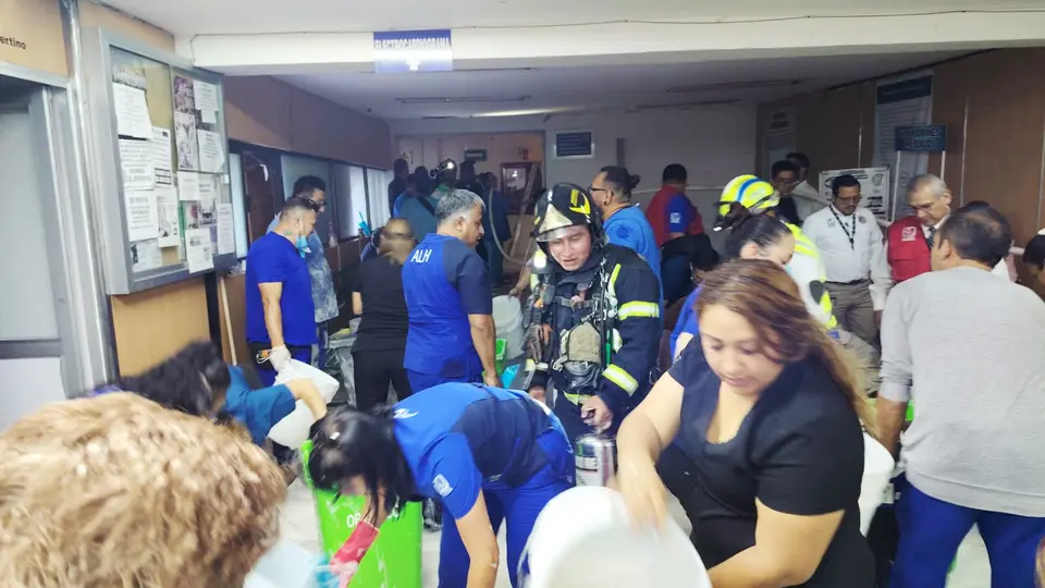 Los pacientes tuvieron que ser desalojados ante la emergencia del momento / Redes Sociales