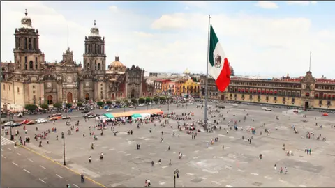 La alta cantidad de gente en la CDMX influye para que el suelo se hunda constantemente / Especial