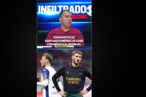 Santiago Giménez se sube con México al Mundial