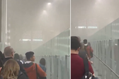 Momentos de tensión en el AICM por presencia de humo en zona de abordaje / VIDEO