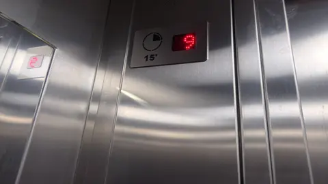 Los usuarios tendrán hasta 9 minutos para permanecer dentro del sanitario. / Georgina Sánchez