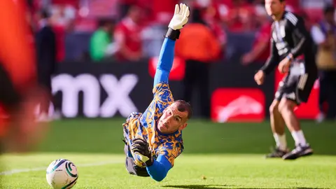 Nahuel Guzmán calienta antes de la Final de Champions Cup, en Toluca | MEXSPORT