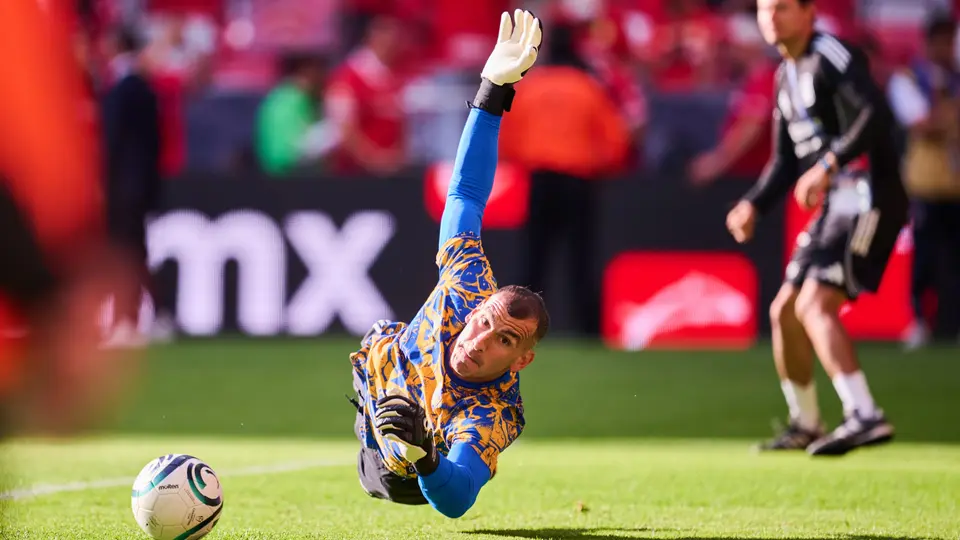 Nahuel Guzmán calienta antes de la Final de Champions Cup, en Toluca | MEXSPORT