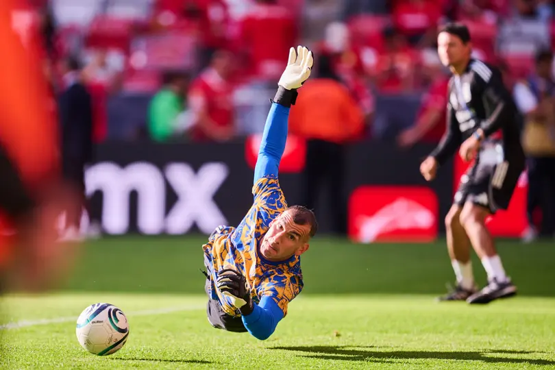 Nahuel Guzmán calienta antes de la Final de Champions Cup, en Toluca | MEXSPORT