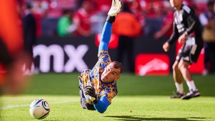 Nahuel Guzmán calienta antes de la Final de Champions Cup, en Toluca | MEXSPORT