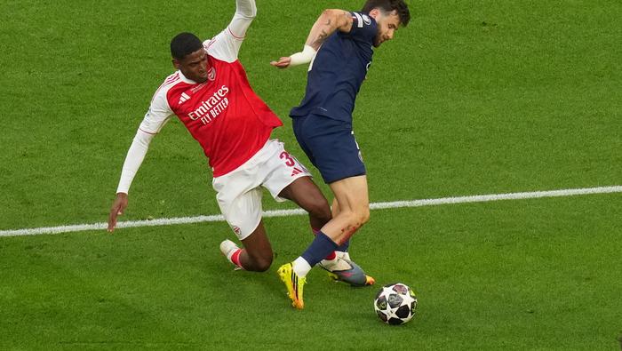 Kvaratskhelia vs Arenal en Champions League | AP