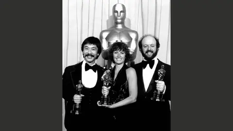 Richard Chew, Marcia Lucas y Paul Hirsch ganan el Premio de la Academia al Mejor Montaje. / StarWars.com
