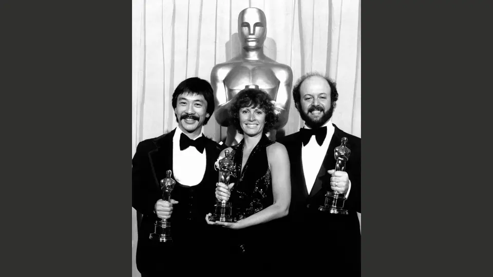 Richard Chew, Marcia Lucas y Paul Hirsch ganan el Premio de la Academia al Mejor Montaje. / StarWars.com