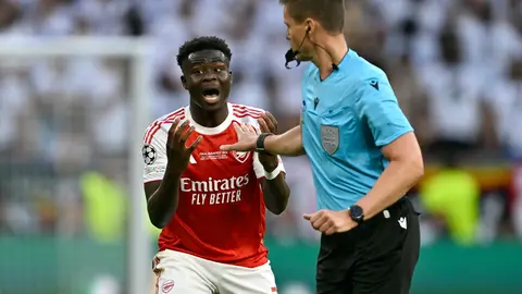 Bukayo Saka reclamando el penal no marcado 1 AP