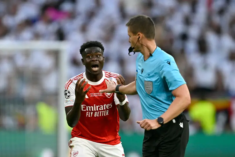 Bukayo Saka reclamando el penal no marcado 1 AP