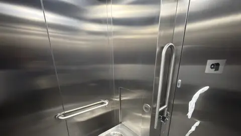 Así lucen por dentro los nuevos baños inteligentes instalados en la Ciudad de México. / Georgina Sánchez