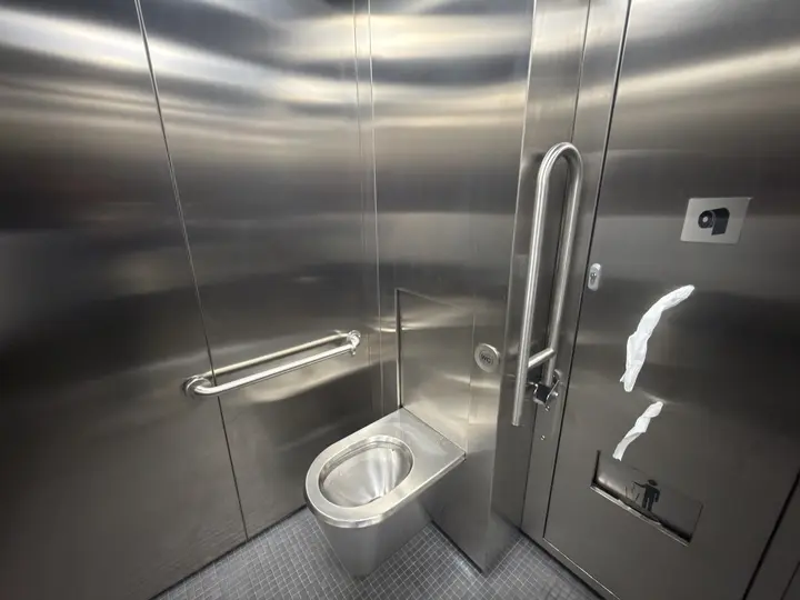 Así lucen por dentro los nuevos baños inteligentes instalados en la Ciudad de México. / Georgina Sánchez