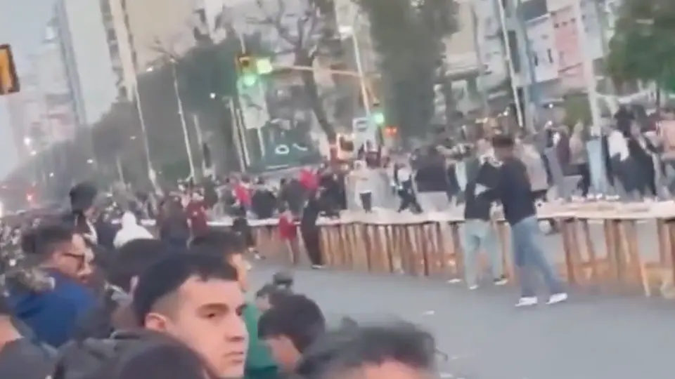 La gente se empezó a desesperar y saltó las vallas para tomar un trozo del emparedado / Especial