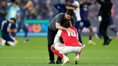 Mikel Arteta y Eze tras caer en Champions | AP