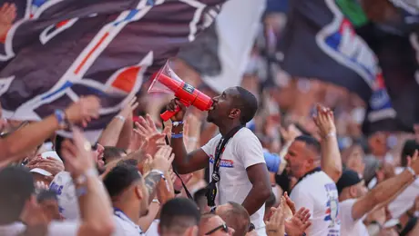 ¡Lamentable! Aficionados del Arsenal y PSG protagonizan violenta riña en Budapest