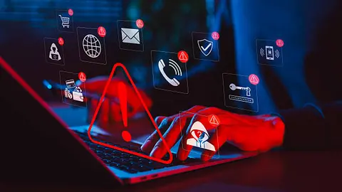 Redes sociales y aplicaciones de mensajería son algunos de los medios utilizados para difundir vacantes falsas. / iStock