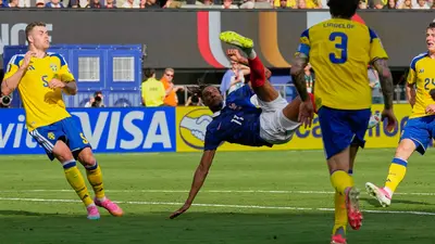 ¡A lo Negrete! Olise estuvo a nada de marcar el mejor gol del Mundial