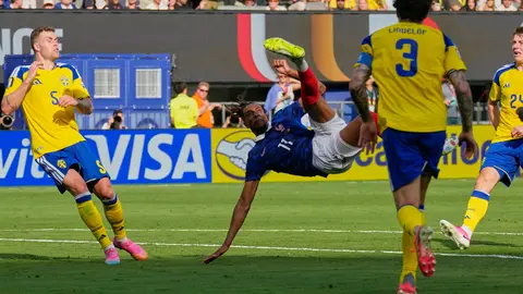 ¡A lo Negrete! Olise estuvo a nada de marcar el mejor gol del Mundial