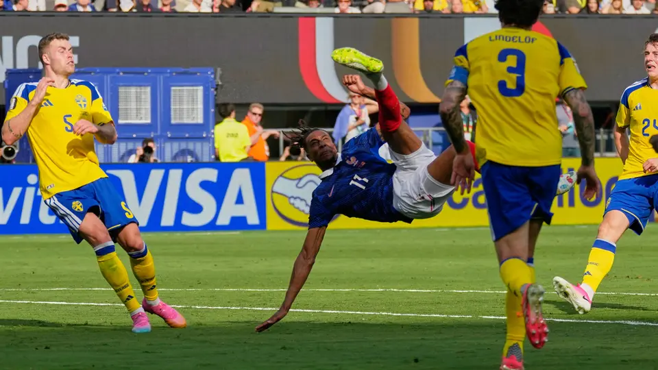 Michael Olise con uno de los intentos más peligrosos del partido ante Suecia | AP