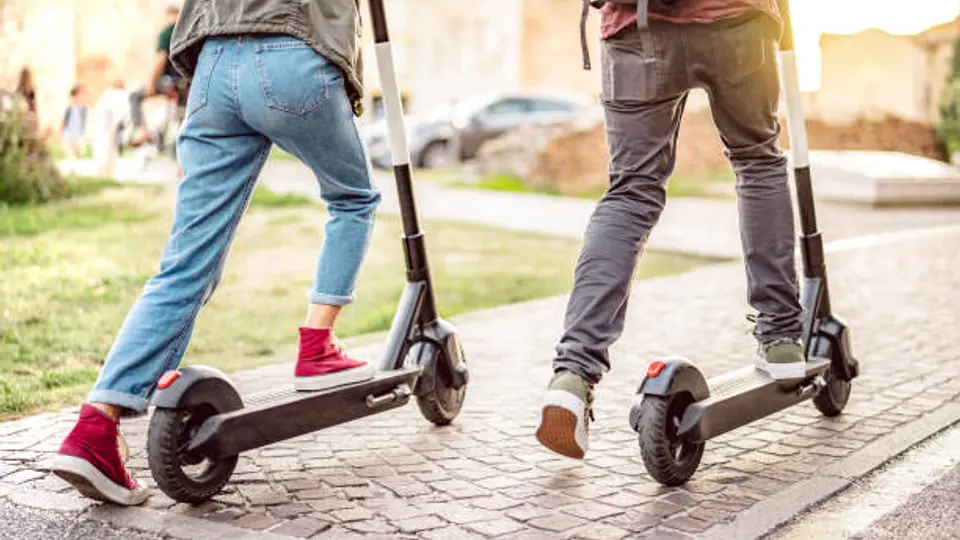 El uso de scooters y otros medios eléctricos creció en la capital durante los últimos años, impulsando cambios regulatorios. / iStock