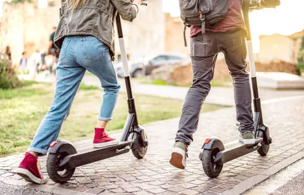 El uso de scooters y otros medios eléctricos creció en la capital durante los últimos años, impulsando cambios regulatorios. / iStock