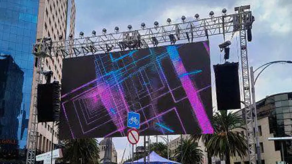 Nuevas pantallas instaladas sobre Paseo de la Reforma y en el Monumento a la Revolución. / Redes.