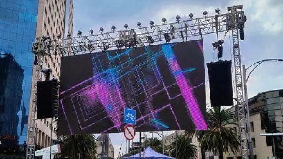 Nuevas pantallas instaladas sobre Paseo de la Reforma y en el Monumento a la Revolución. / Redes.