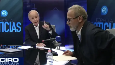 VIDEO: Israel Vallarta confronta a Ciro Gómez Leyva; le lanzan billetes en plena transmisión