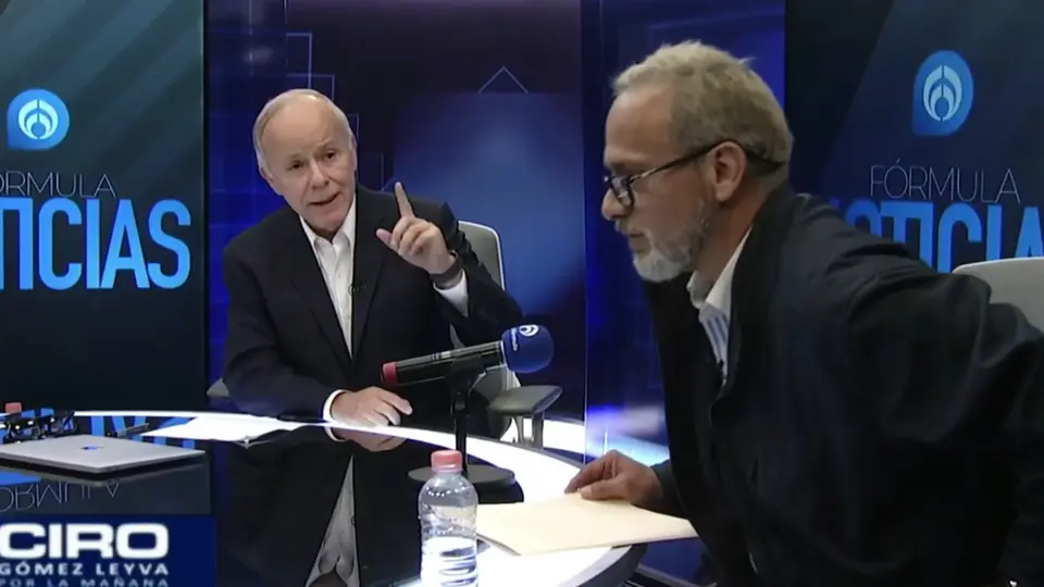 VIDEO: Israel Vallarta confronta a Ciro Gómez Leyva; le lanzan billetes en plena transmisión