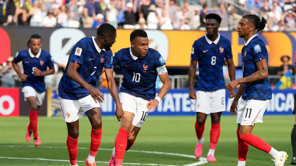 Kylian Mbappé festeja su primer gol del encuentro | AP