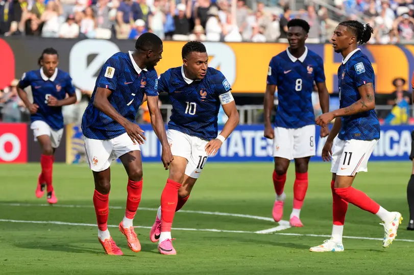 Kylian Mbappé festeja su primer gol del encuentro | AP