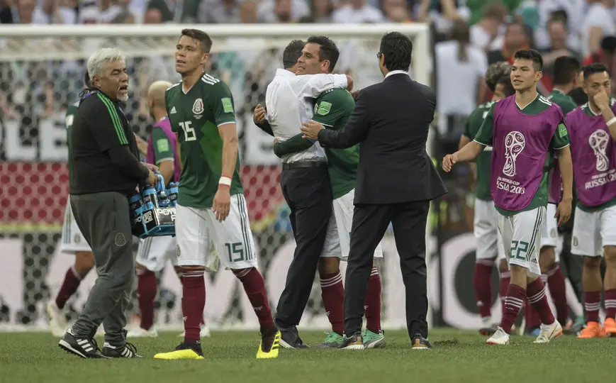 Juan Carlos Osorio celebrando el triunfo de México ante Alemania 2018 | MEXSPORT