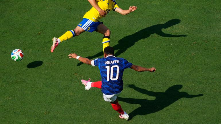 Disparo de Mbappé ante la marca de Ayari | AP