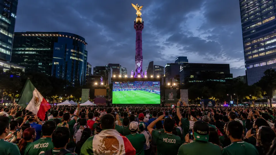La capital se prepara para una nueva concentración masiva de aficionados durante el partido México vs Ecuador. / IA