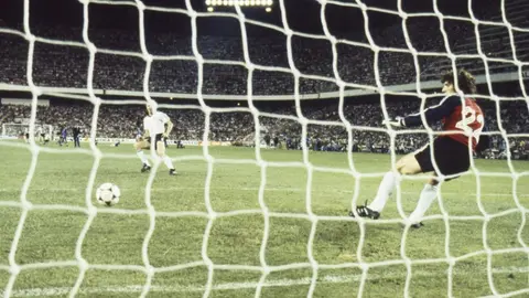 Horst Hrubesch anota penalti al portero francés Jean Ettori en las Semifinales de 1982 | AFP