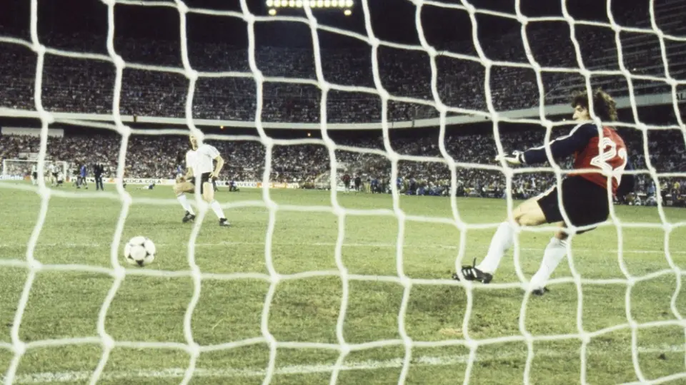 Horst Hrubesch anota penalti al portero francés Jean Ettori en las Semifinales de 1982 | AFP