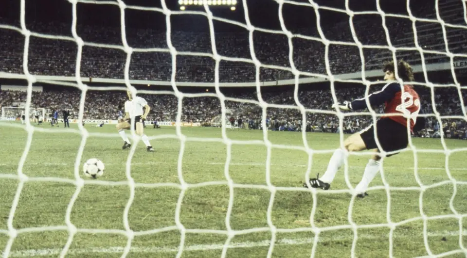 Horst Hrubesch anota penalti al portero francés Jean Ettori en las Semifinales de 1982 | AFP