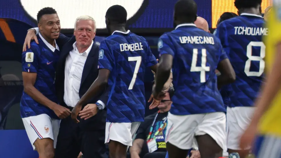 Mbappé celebró de inmediato con su entrenador | AP